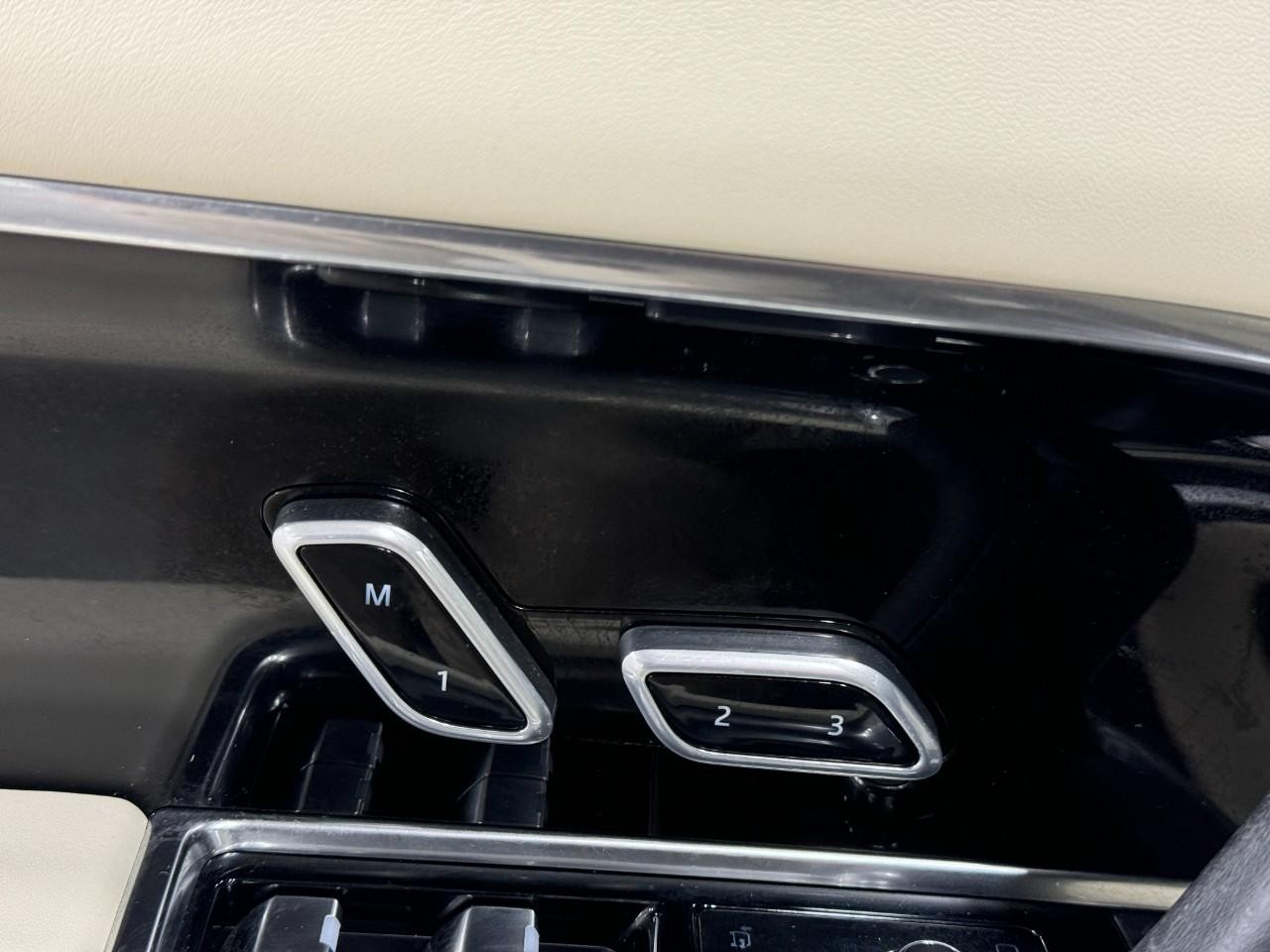 Land Rover Range Rover Vehicle Full-screen Gallery Image 25