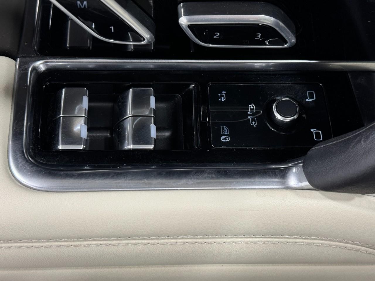 Land Rover Range Rover Vehicle Full-screen Gallery Image 26