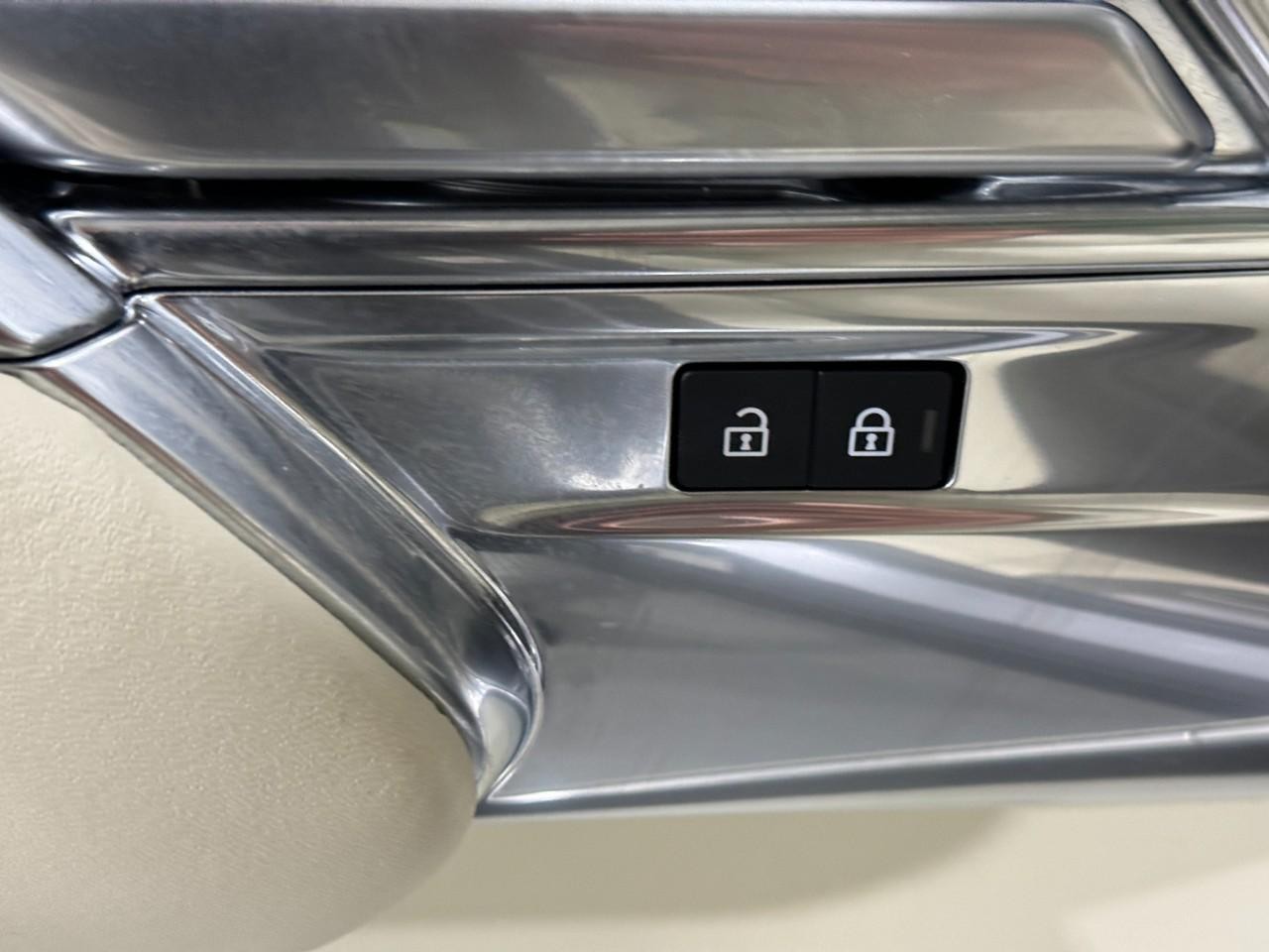 Land Rover Range Rover Vehicle Full-screen Gallery Image 27