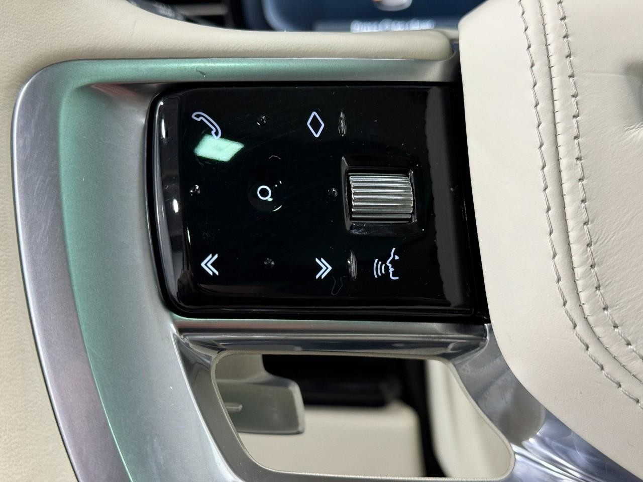 Land Rover Range Rover Vehicle Full-screen Gallery Image 32