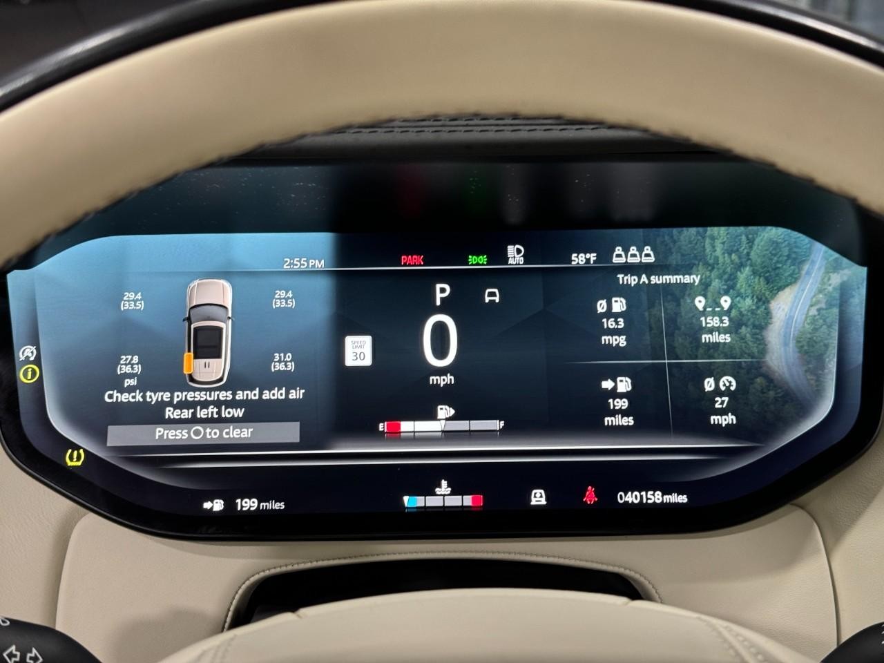 Land Rover Range Rover Vehicle Full-screen Gallery Image 34