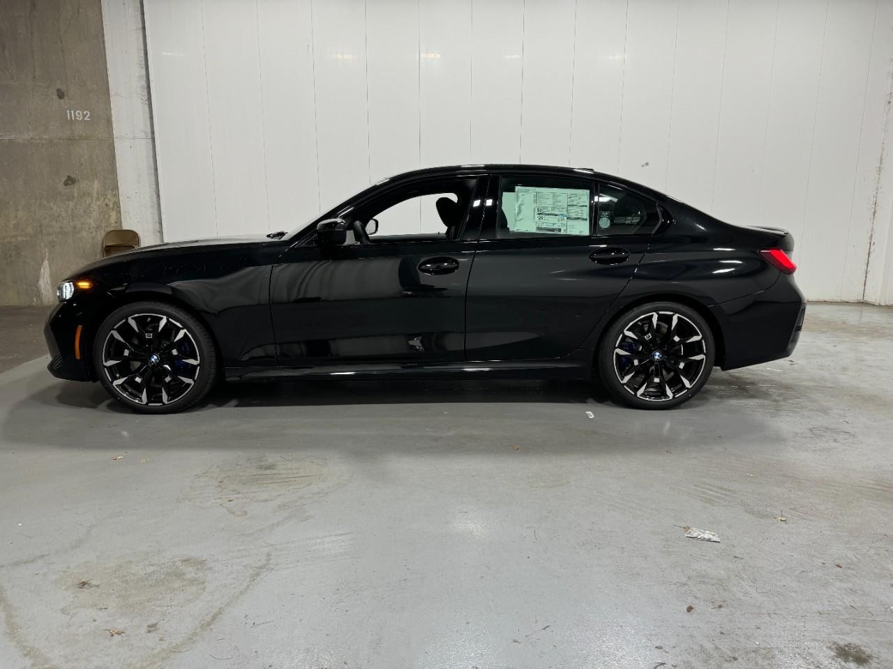 BMW 3 Series Vehicle Full-screen Gallery Image 2