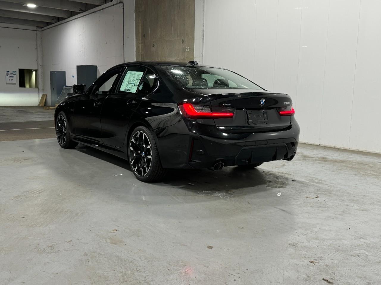 BMW 3 Series Vehicle Full-screen Gallery Image 3