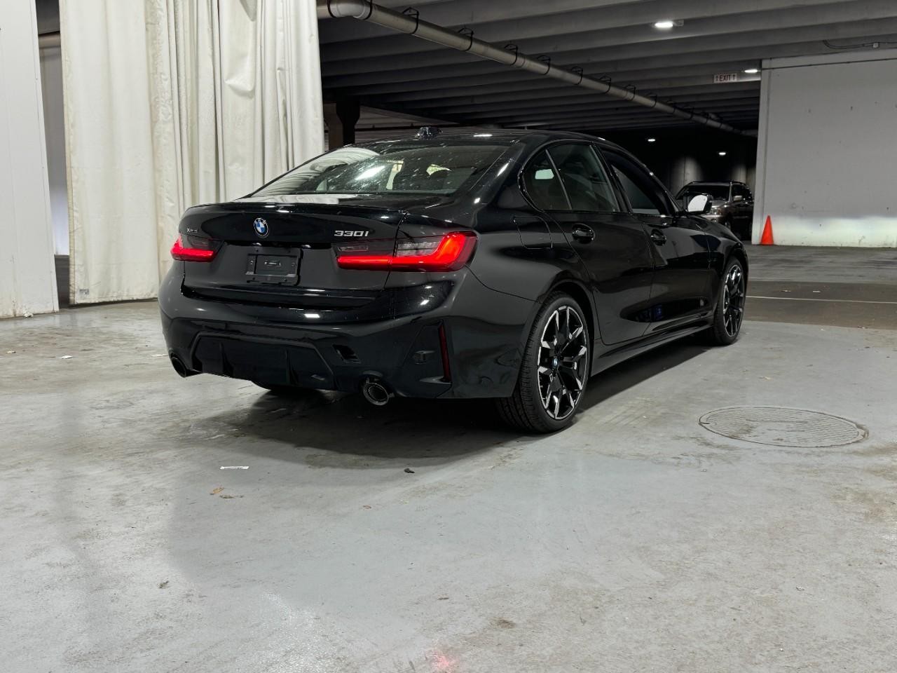 BMW 3 Series Vehicle Full-screen Gallery Image 4