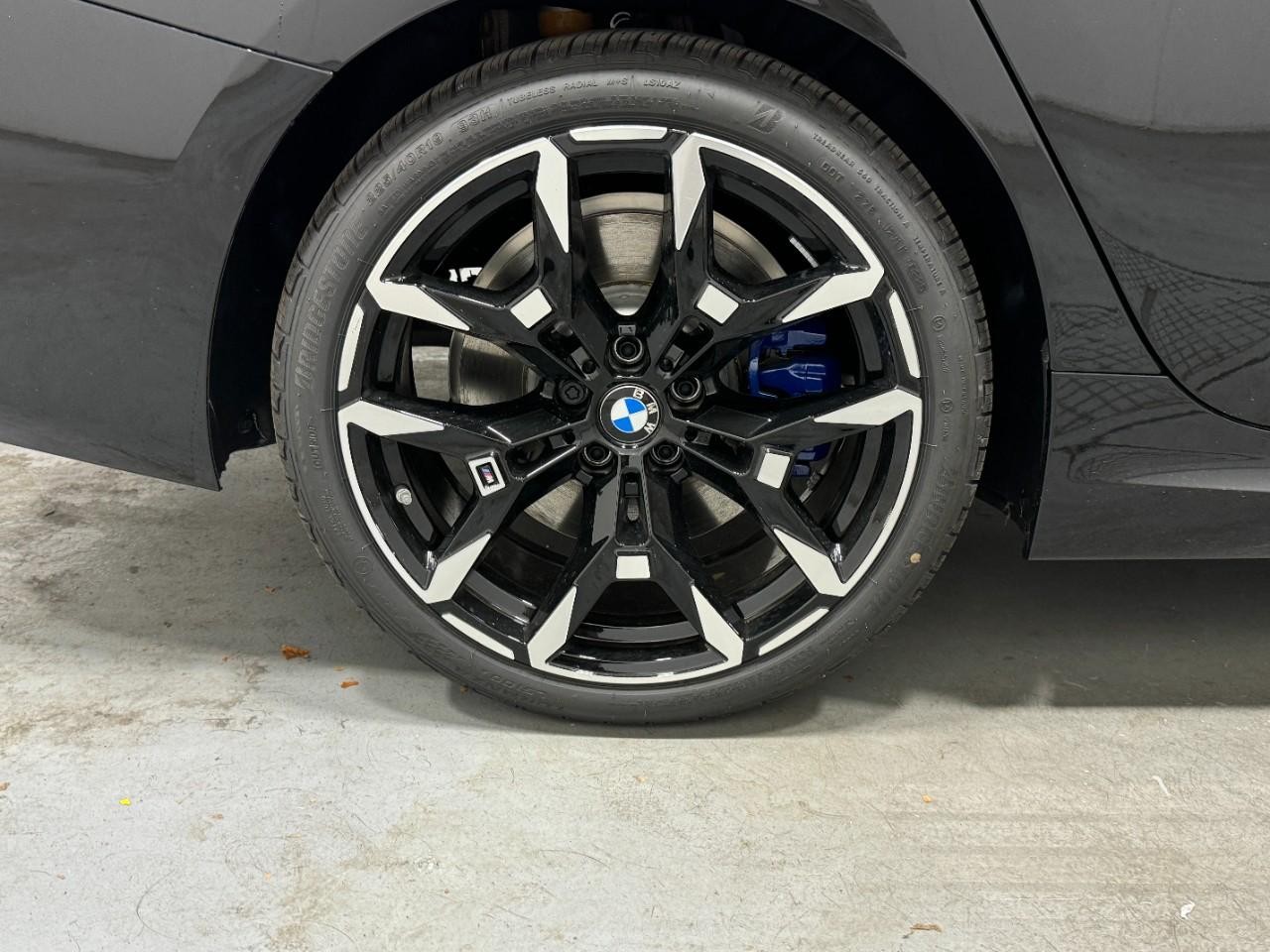 BMW 3 Series Vehicle Full-screen Gallery Image 5