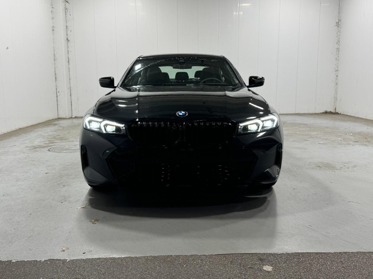 BMW 3 Series Vehicle Full-screen Gallery Image 7