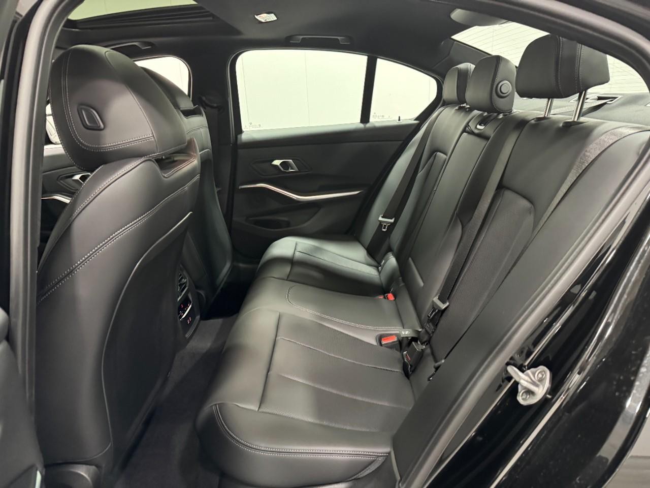 BMW 3 Series Vehicle Full-screen Gallery Image 8