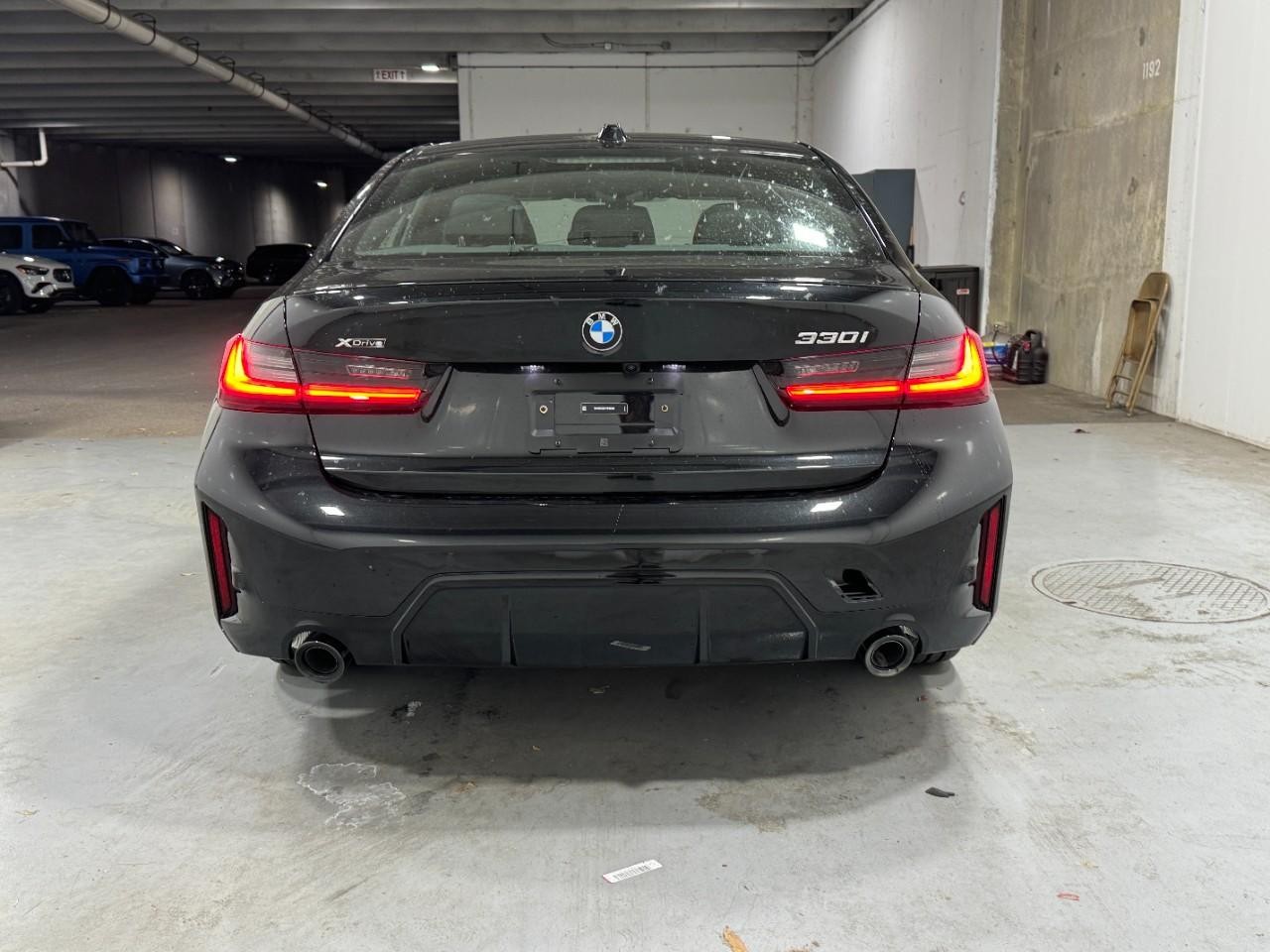 BMW 3 Series Vehicle Full-screen Gallery Image 9