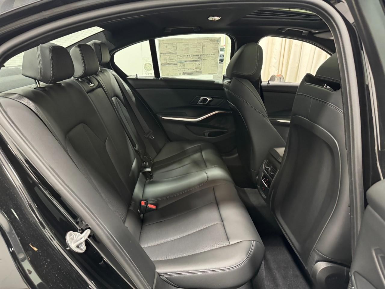 BMW 3 Series Vehicle Full-screen Gallery Image 10