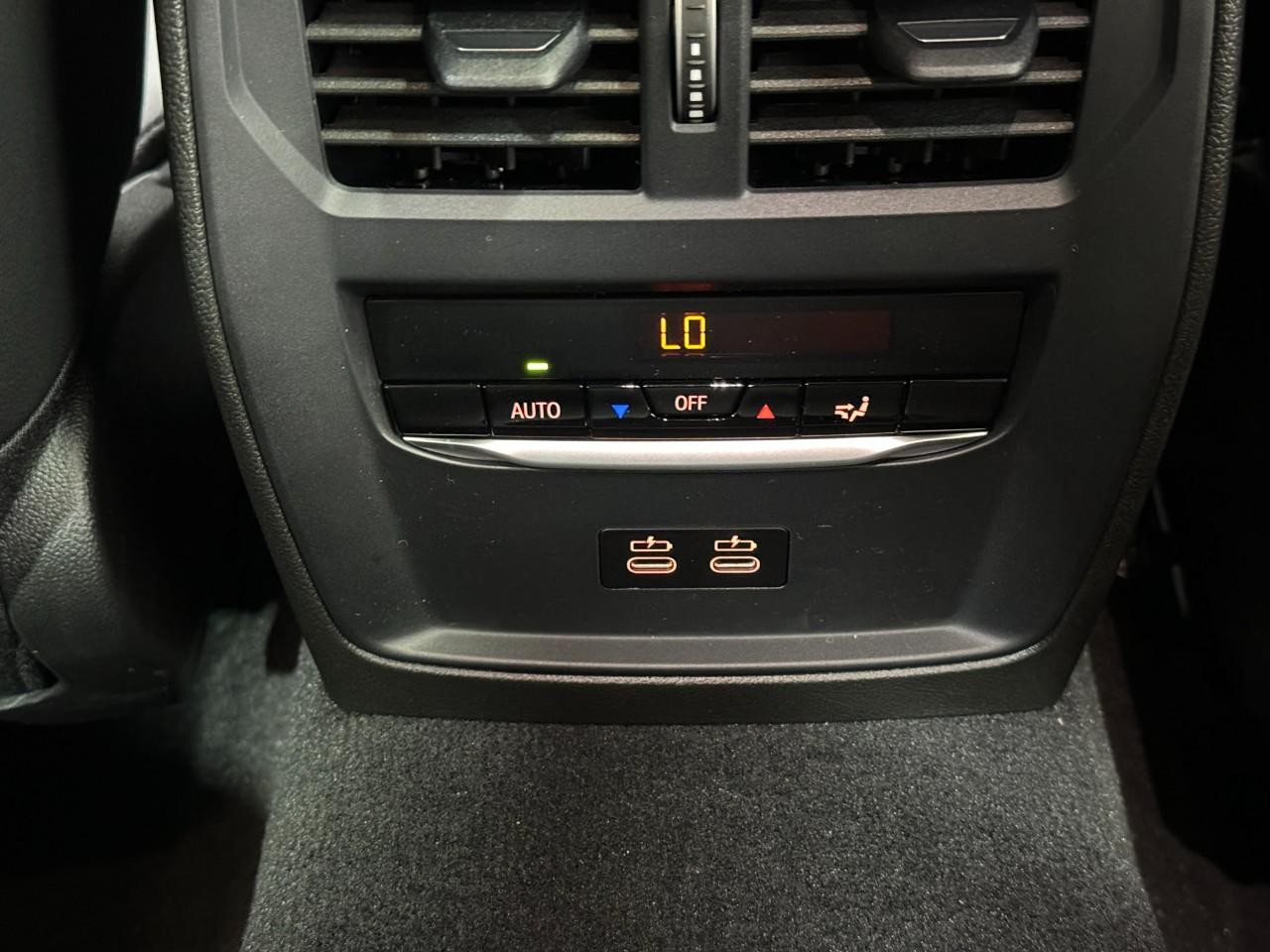 BMW 3 Series Vehicle Full-screen Gallery Image 11