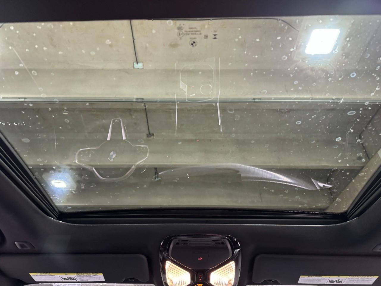 BMW 3 Series Vehicle Full-screen Gallery Image 12