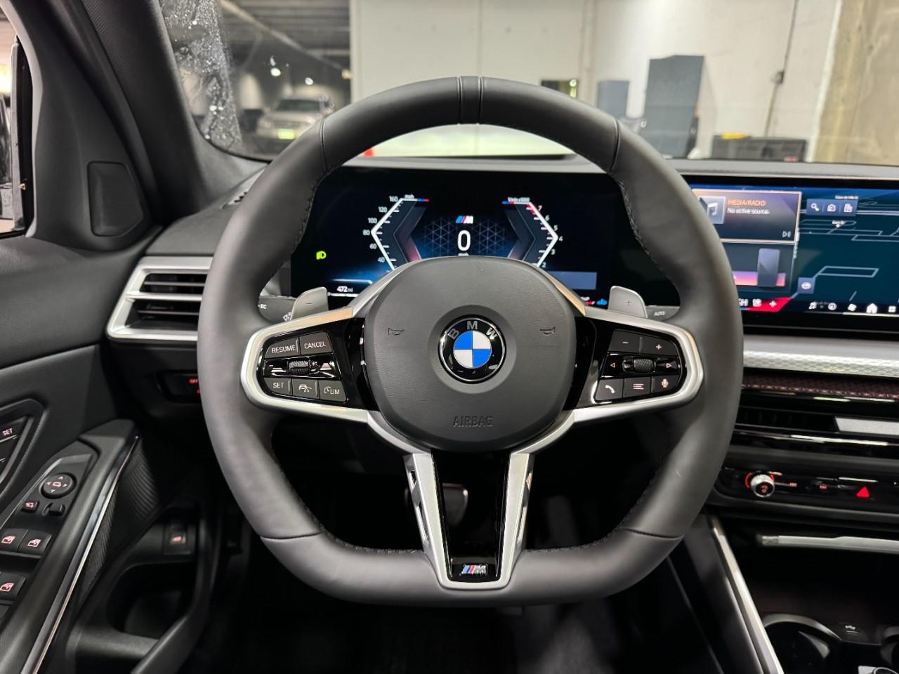 BMW 3 Series Vehicle Full-screen Gallery Image 14