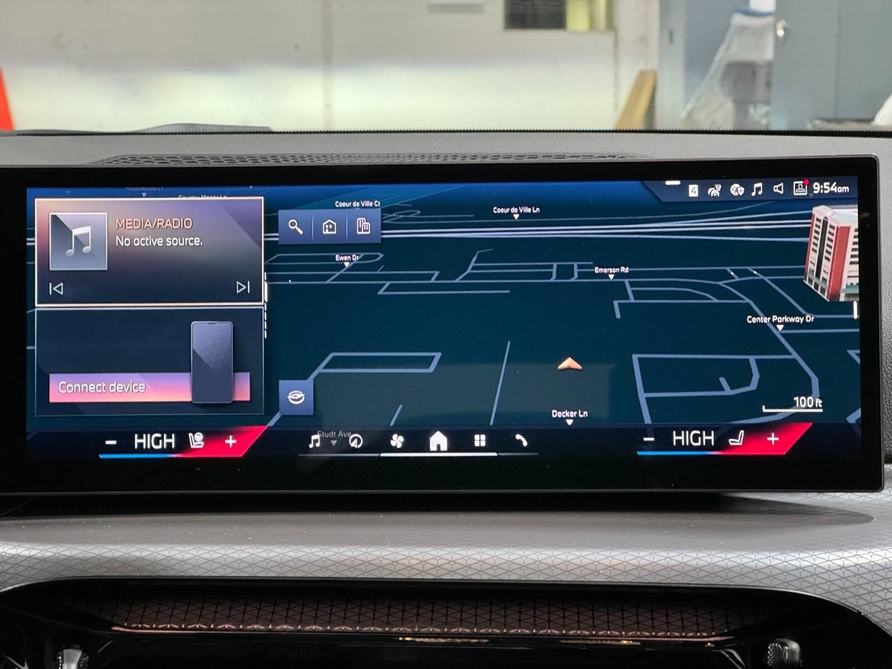 BMW 3 Series Vehicle Full-screen Gallery Image 15