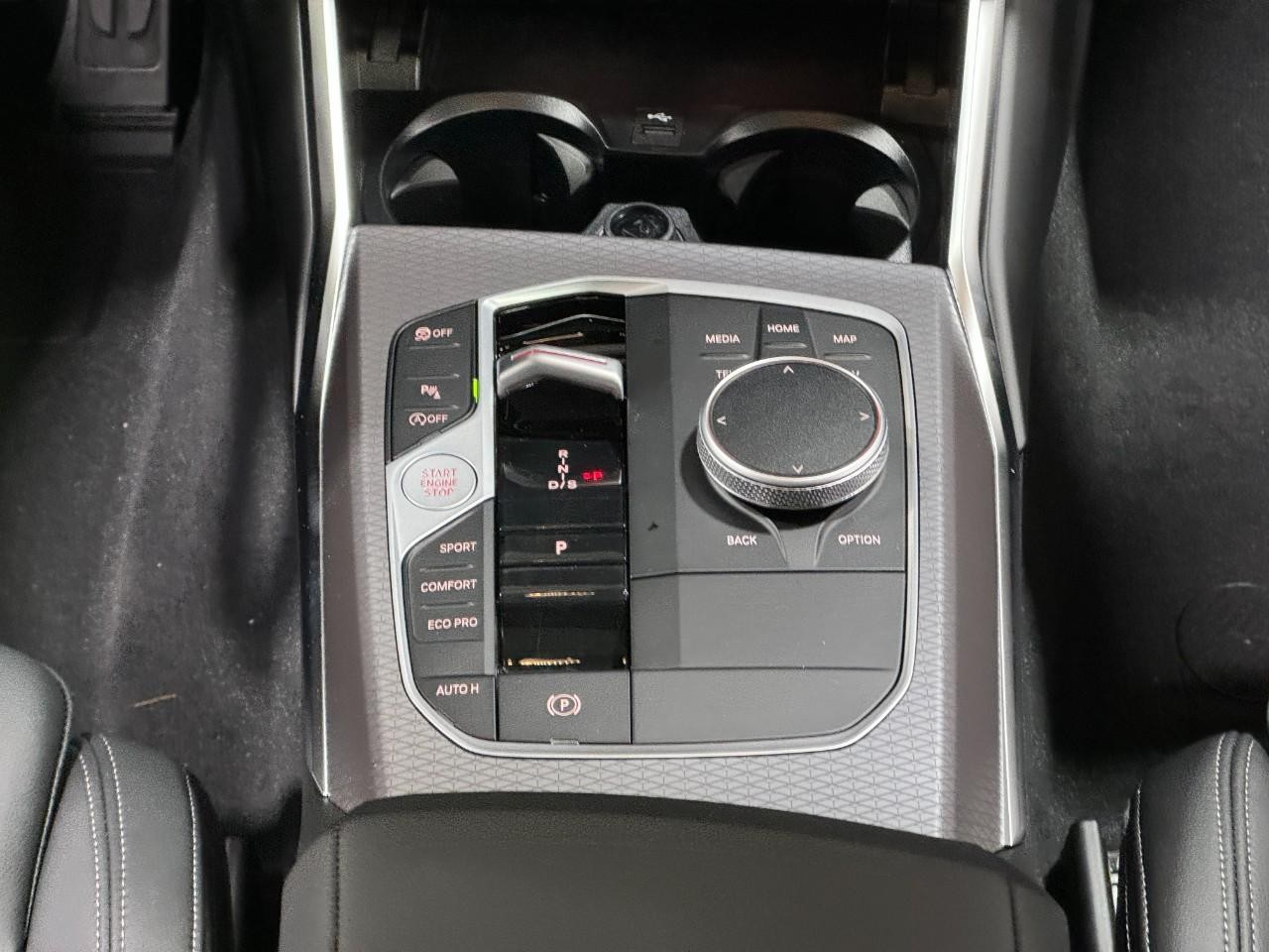 BMW 3 Series Vehicle Full-screen Gallery Image 16