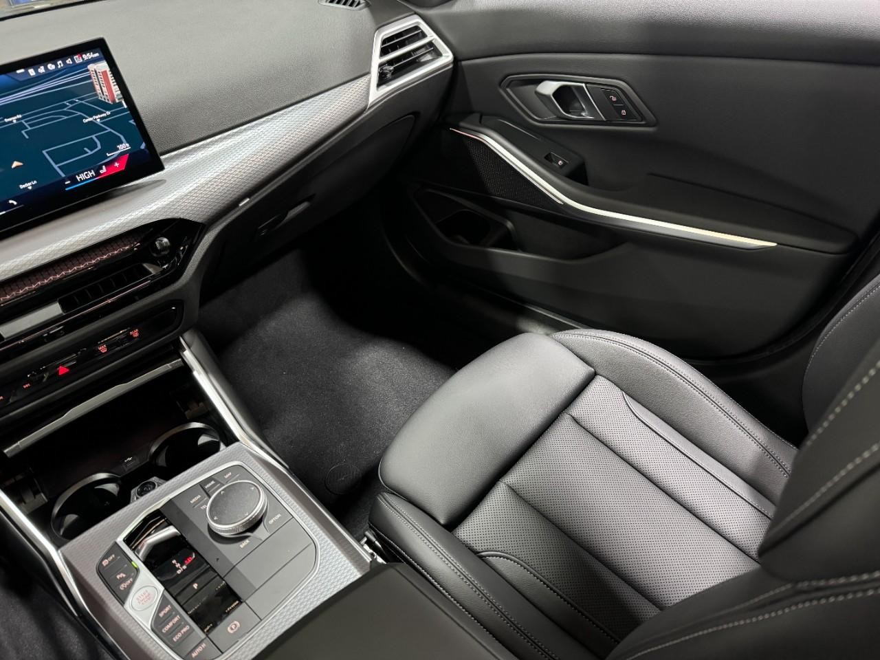 BMW 3 Series Vehicle Full-screen Gallery Image 17