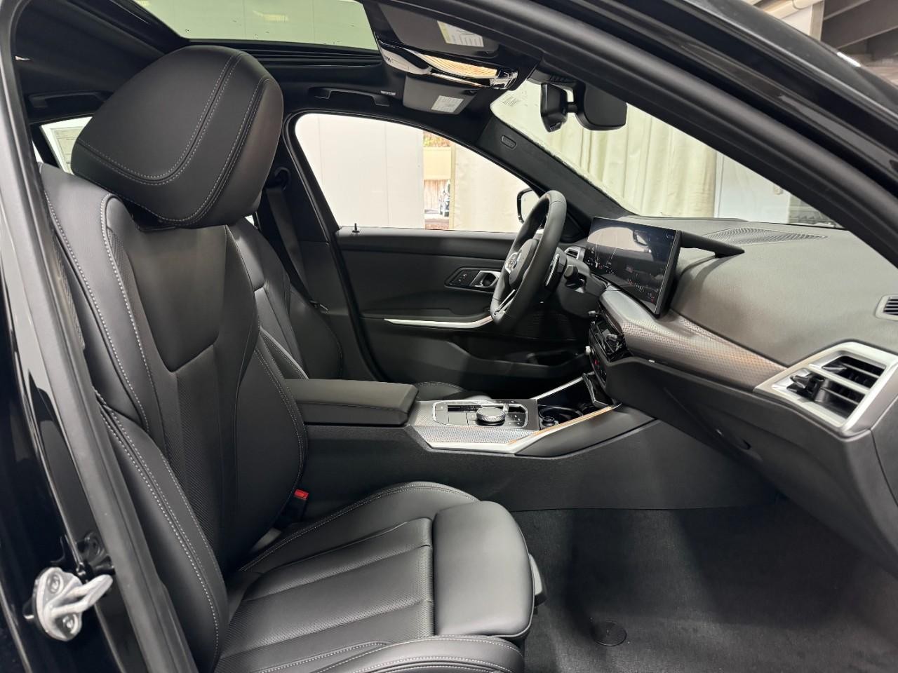 BMW 3 Series Vehicle Full-screen Gallery Image 18