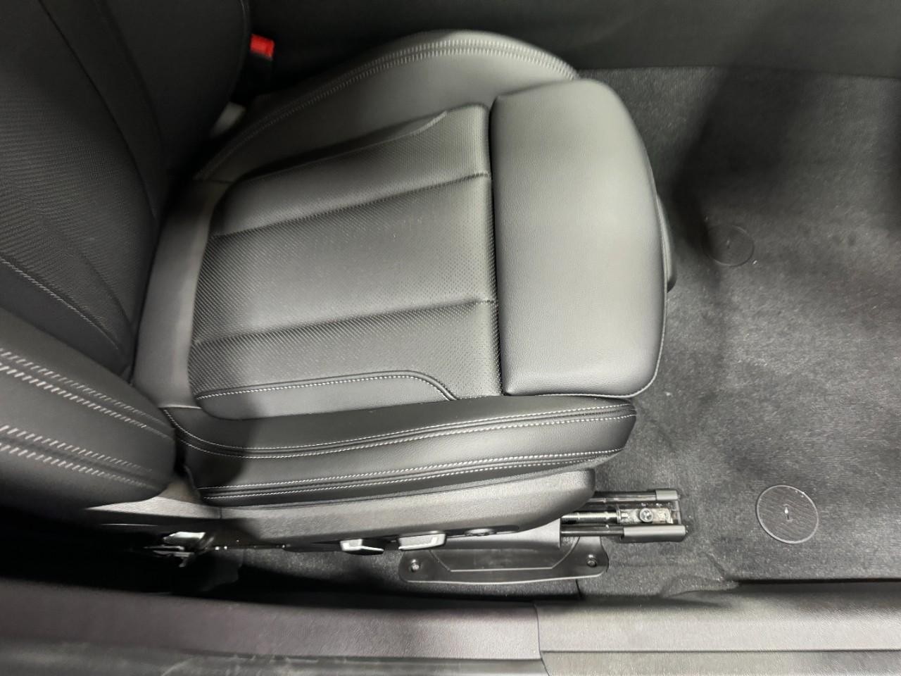 BMW 3 Series Vehicle Full-screen Gallery Image 19