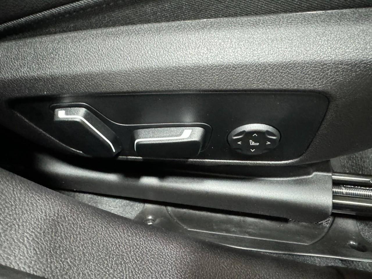 BMW 3 Series Vehicle Full-screen Gallery Image 20