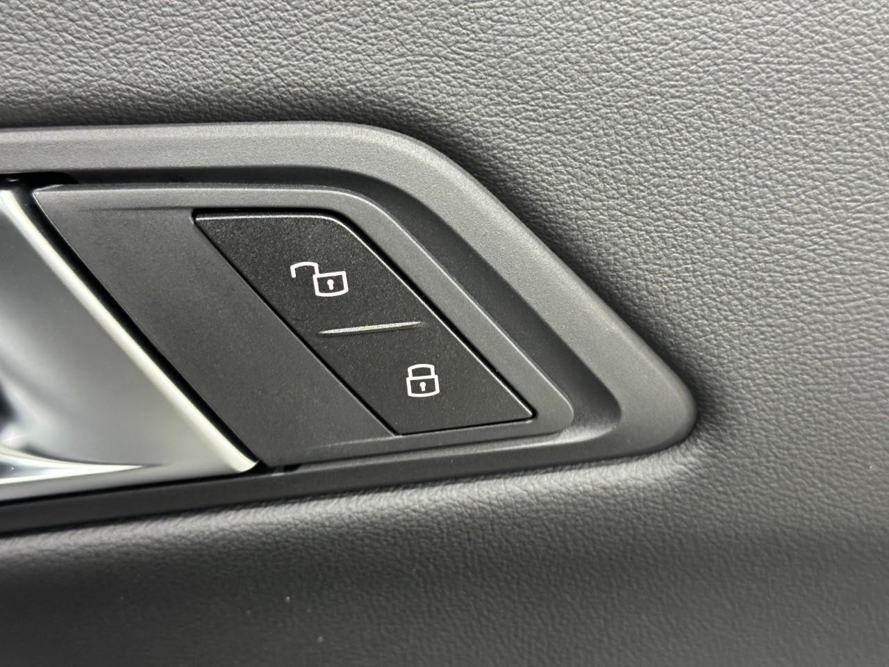 BMW 3 Series Vehicle Full-screen Gallery Image 21