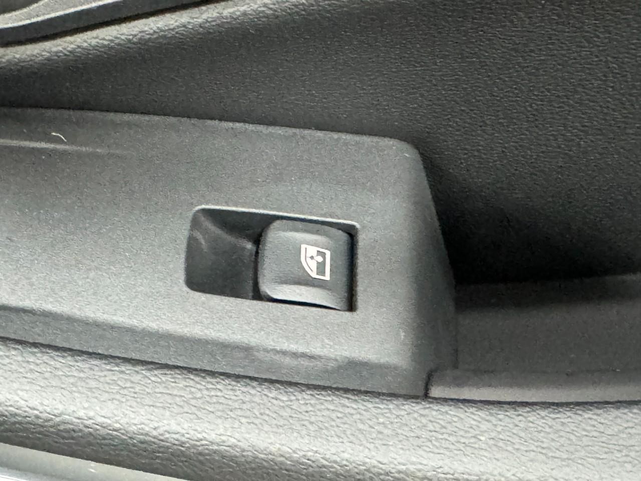 BMW 3 Series Vehicle Full-screen Gallery Image 22