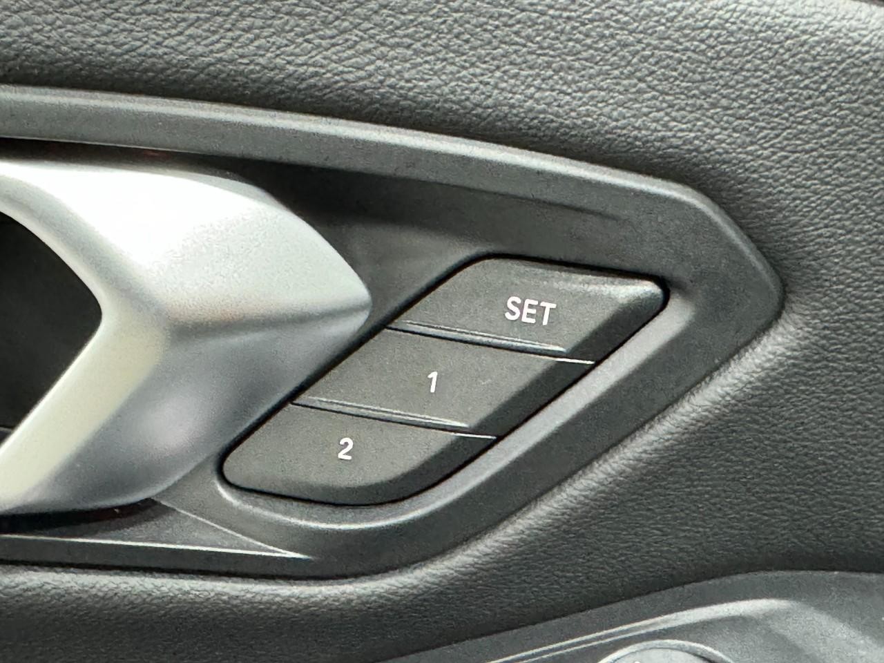 BMW 3 Series Vehicle Full-screen Gallery Image 23