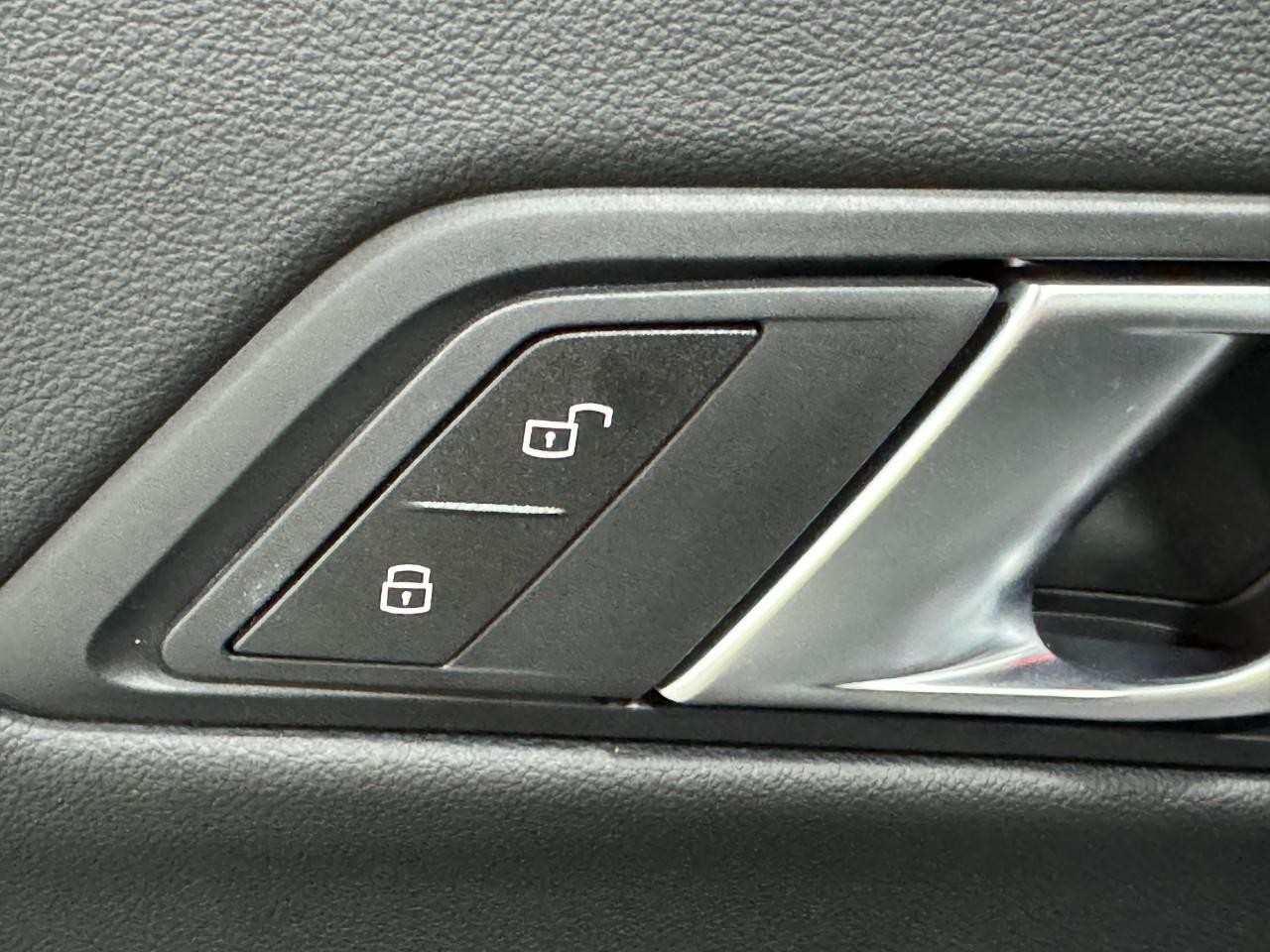 BMW 3 Series Vehicle Full-screen Gallery Image 24