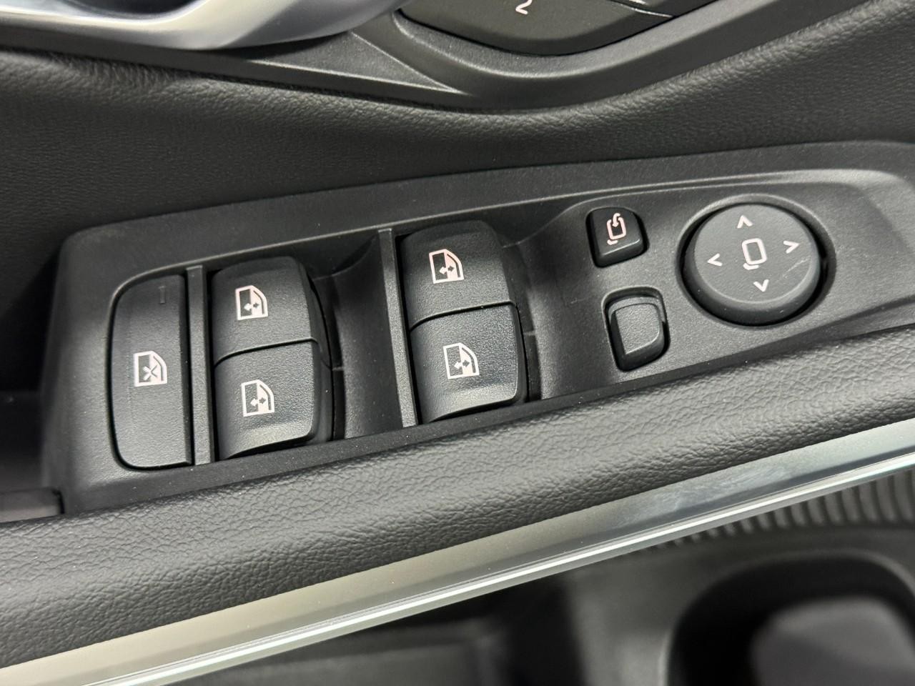 BMW 3 Series Vehicle Full-screen Gallery Image 25