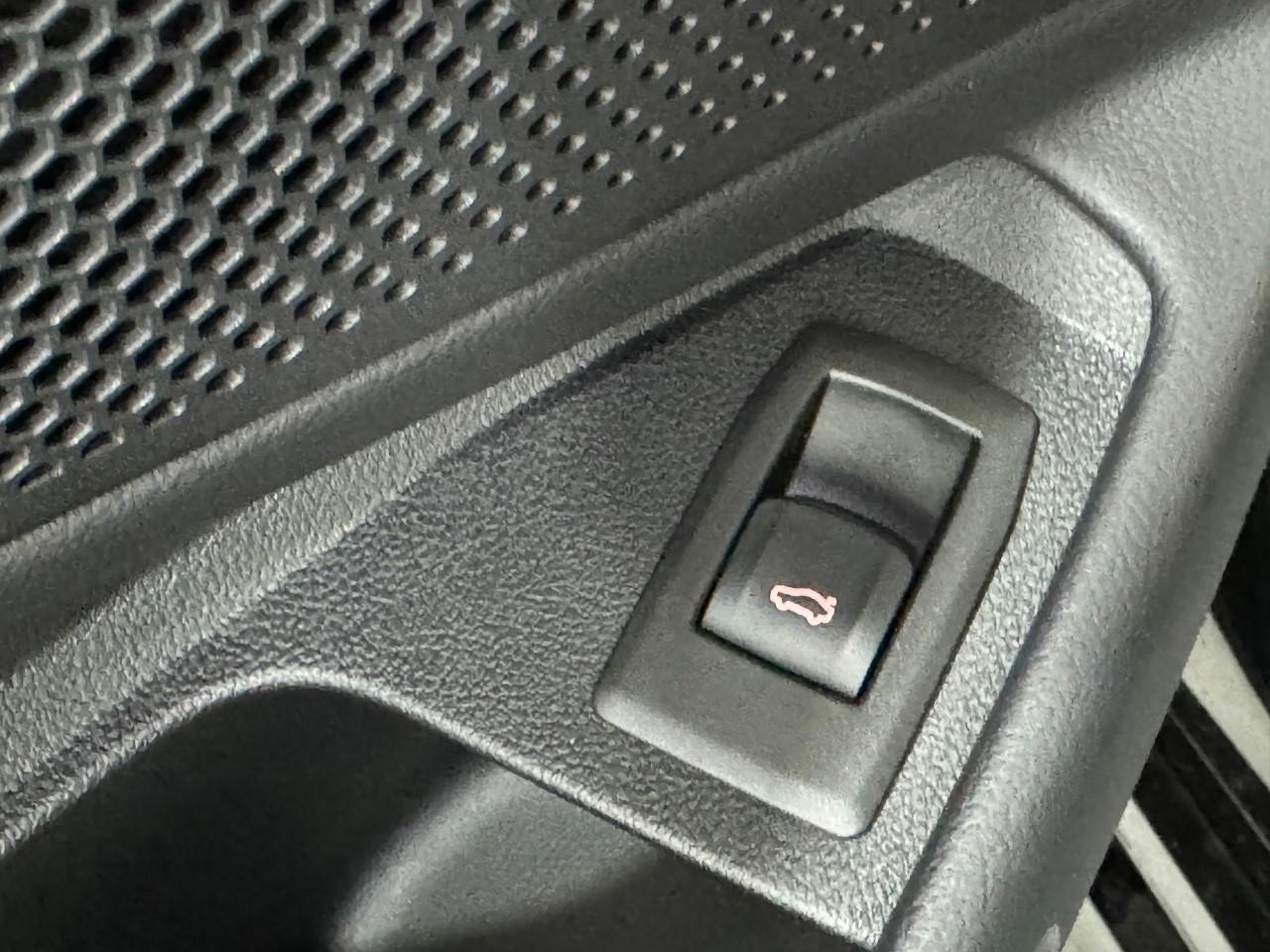 BMW 3 Series Vehicle Full-screen Gallery Image 26