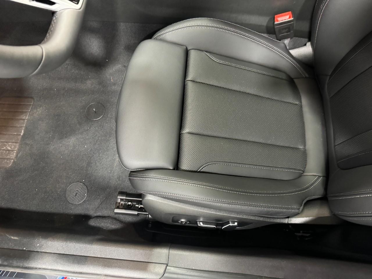 BMW 3 Series Vehicle Full-screen Gallery Image 28