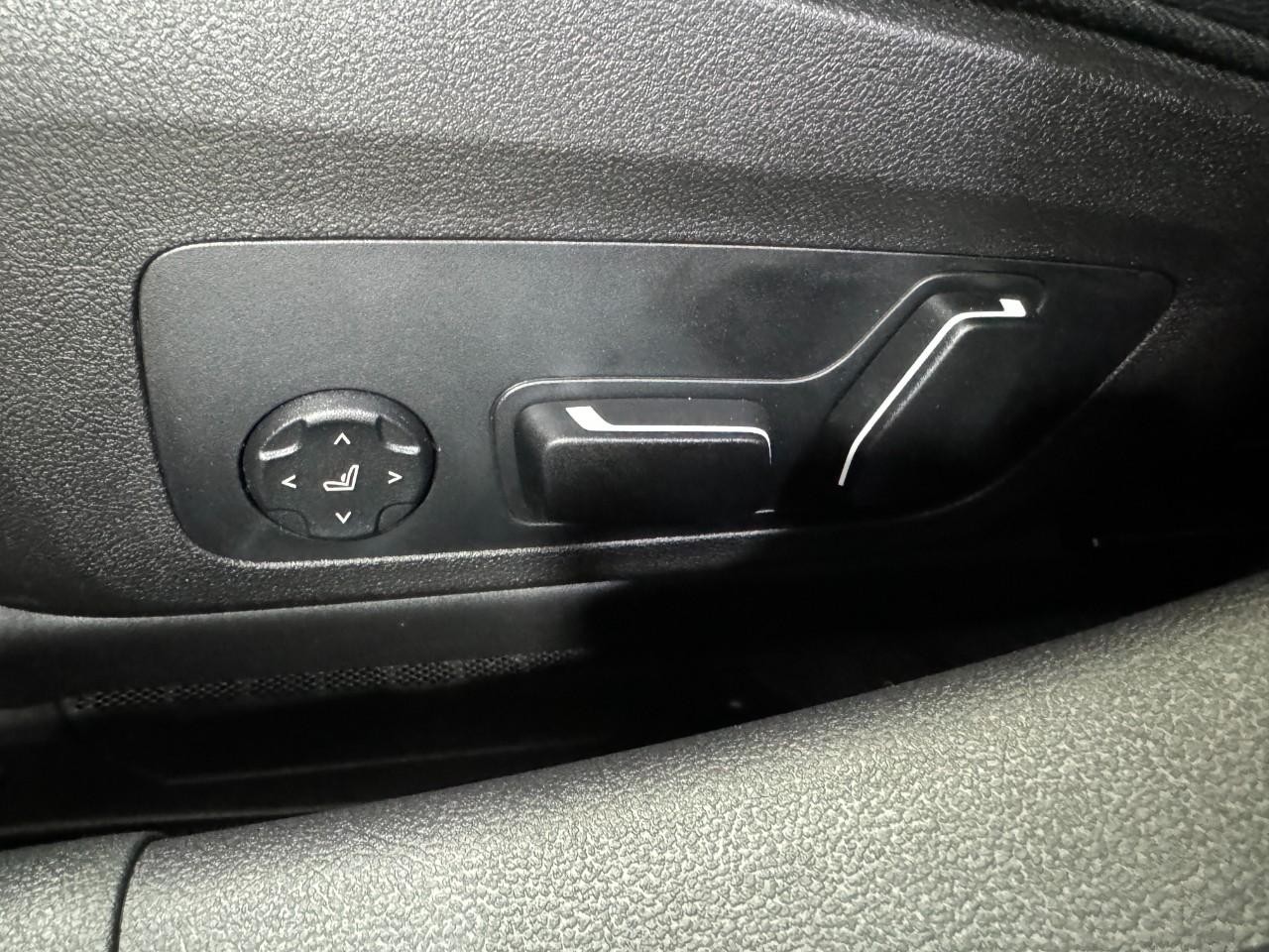 BMW 3 Series Vehicle Full-screen Gallery Image 29