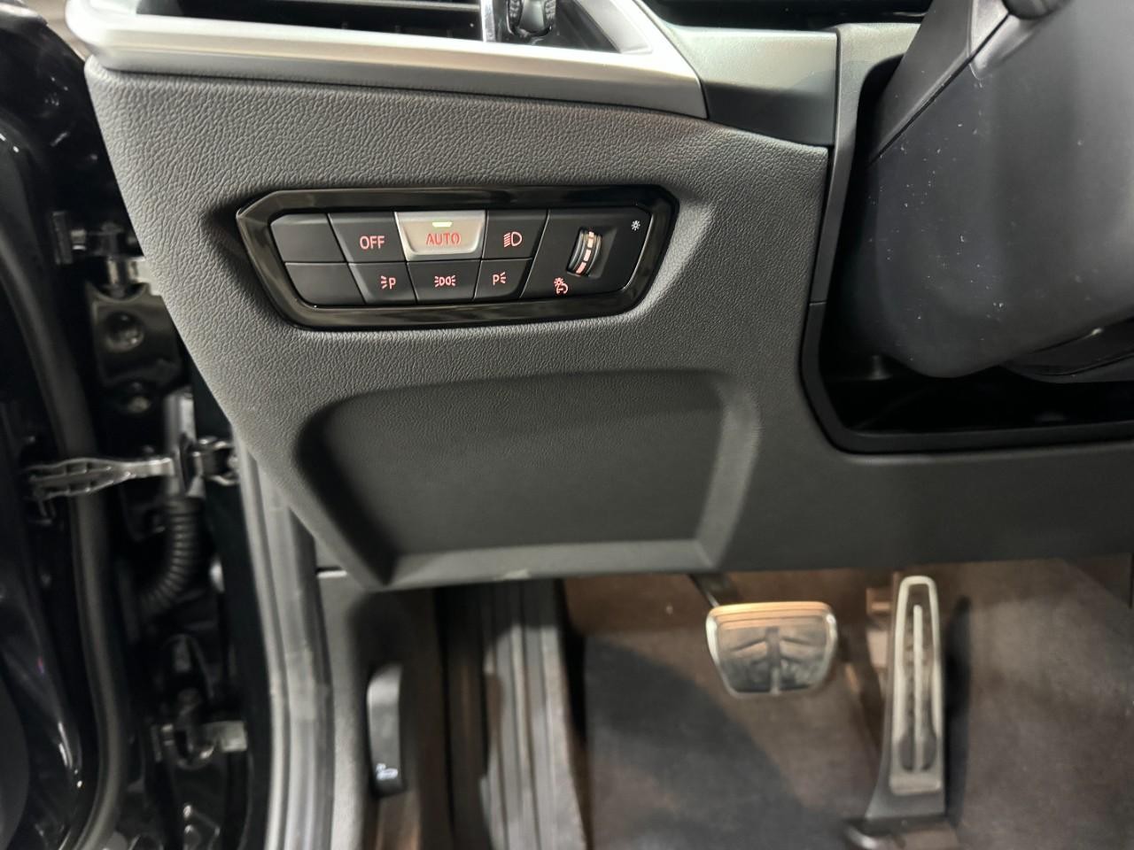 BMW 3 Series Vehicle Full-screen Gallery Image 30