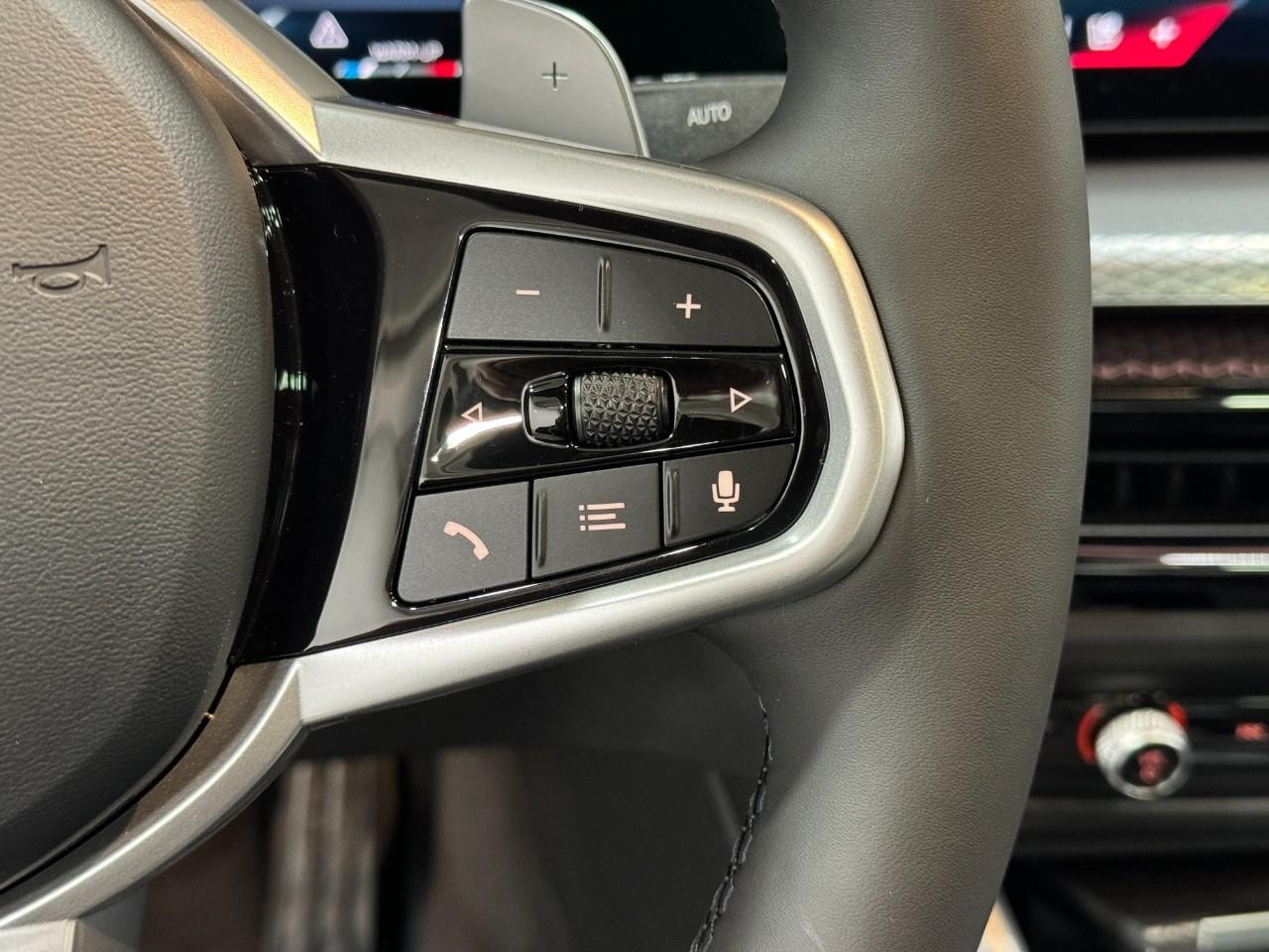 BMW 3 Series Vehicle Full-screen Gallery Image 32