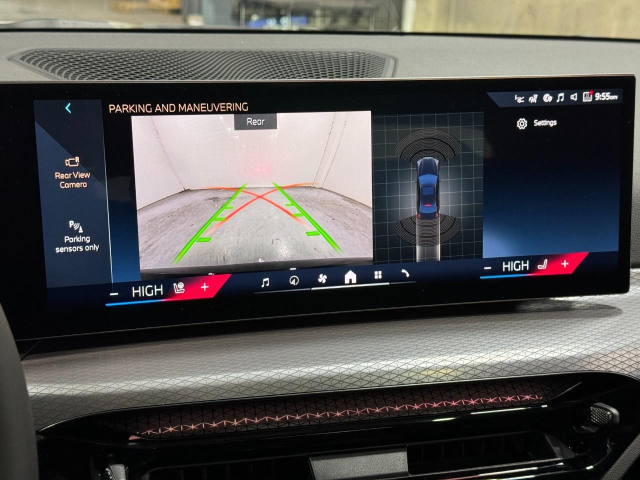 BMW 3 Series Vehicle Full-screen Gallery Image 34