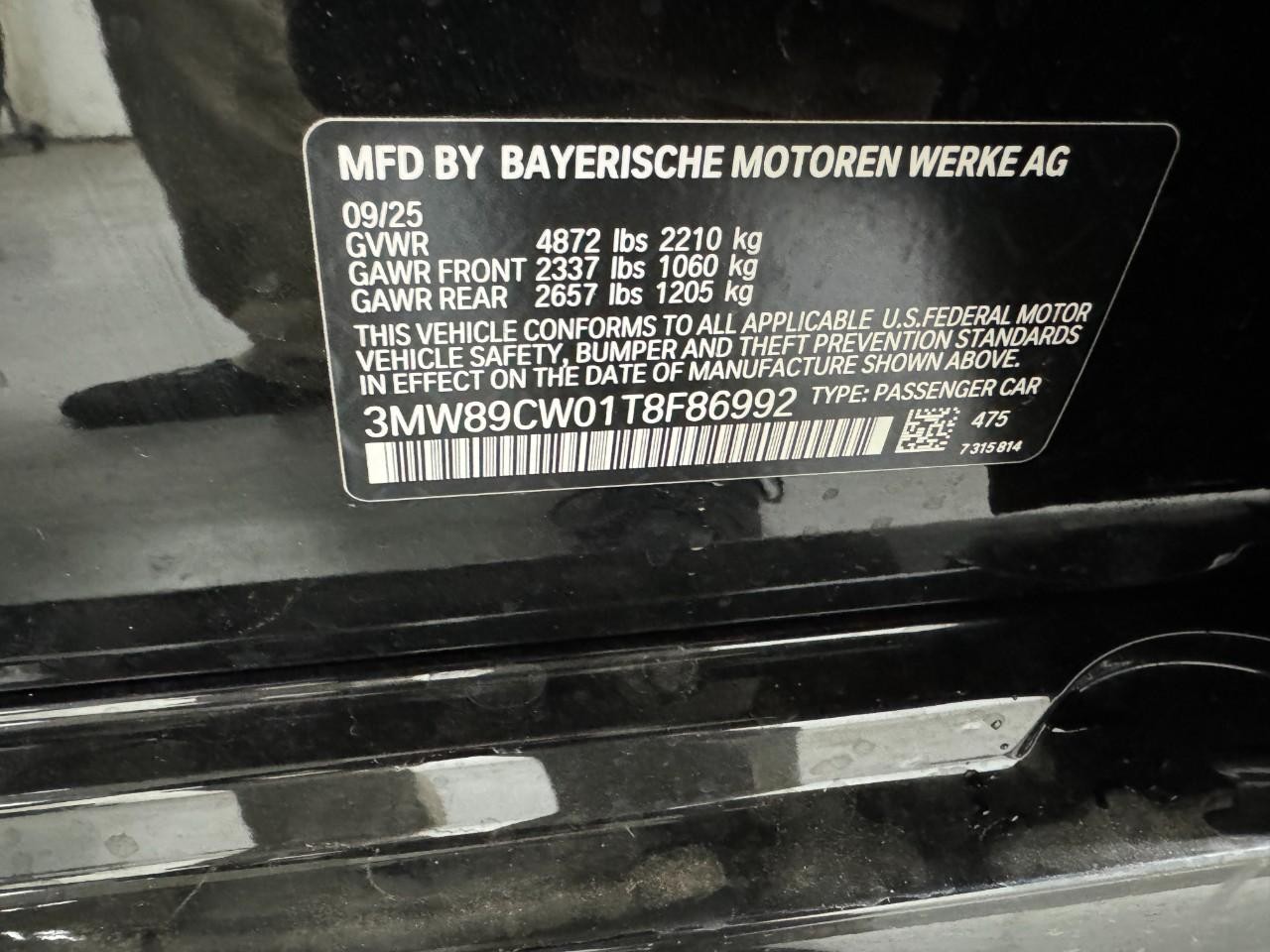 BMW 3 Series Vehicle Full-screen Gallery Image 35