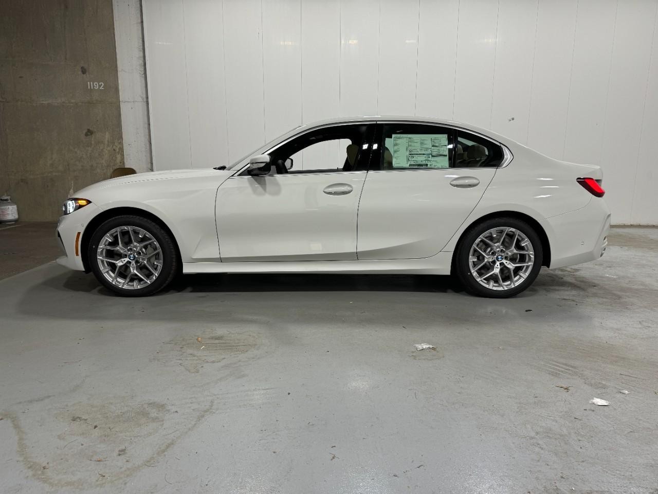 BMW 3 Series Vehicle Full-screen Gallery Image 2