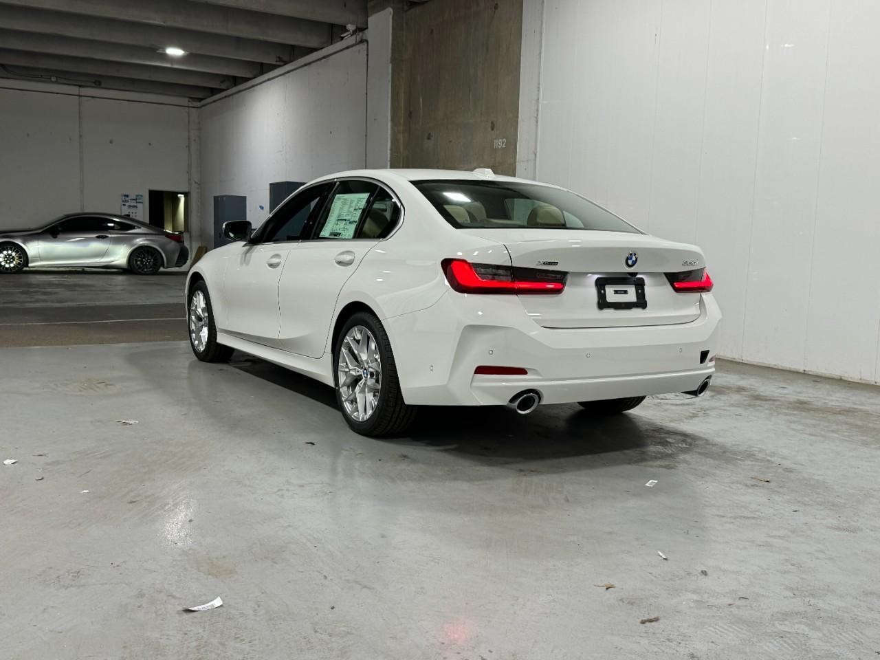 BMW 3 Series Vehicle Full-screen Gallery Image 3