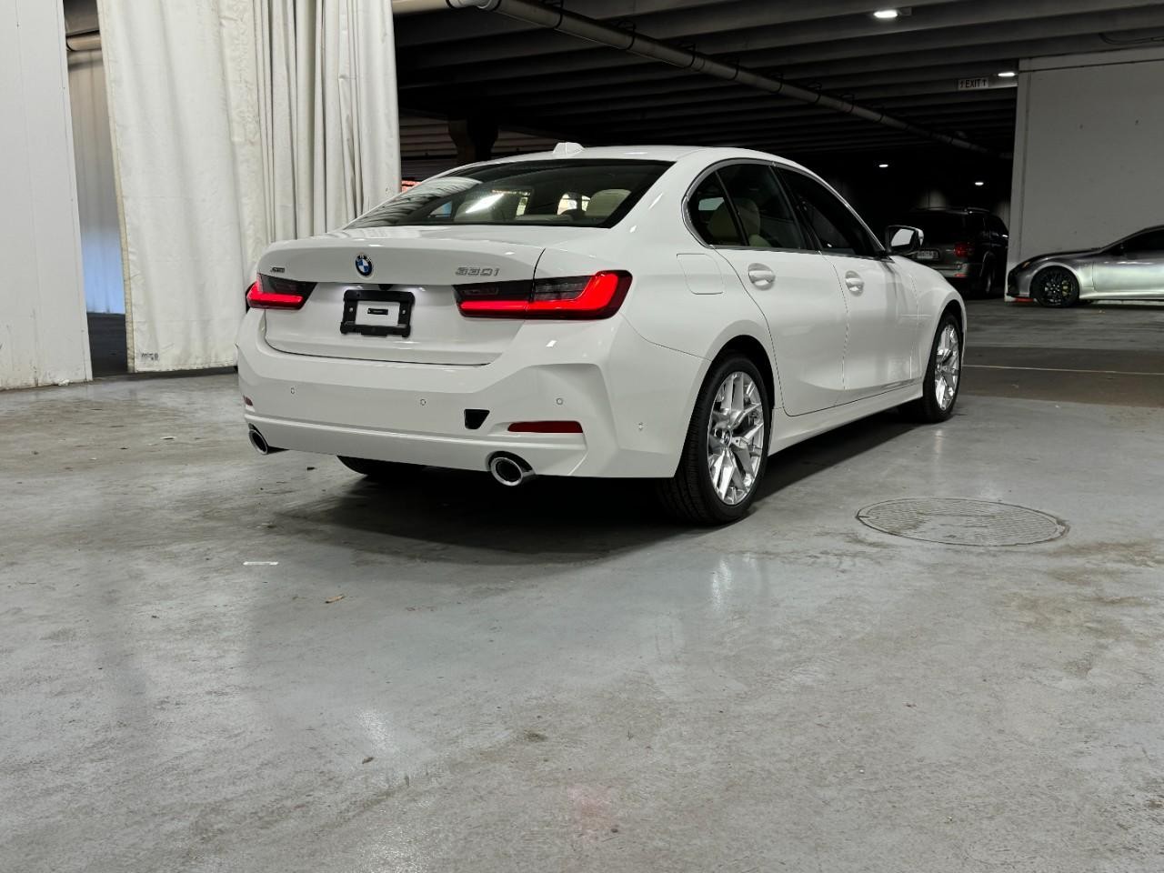 BMW 3 Series Vehicle Full-screen Gallery Image 4