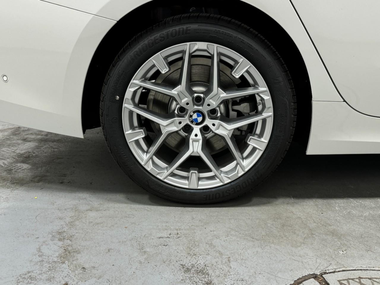 BMW 3 Series Vehicle Full-screen Gallery Image 5