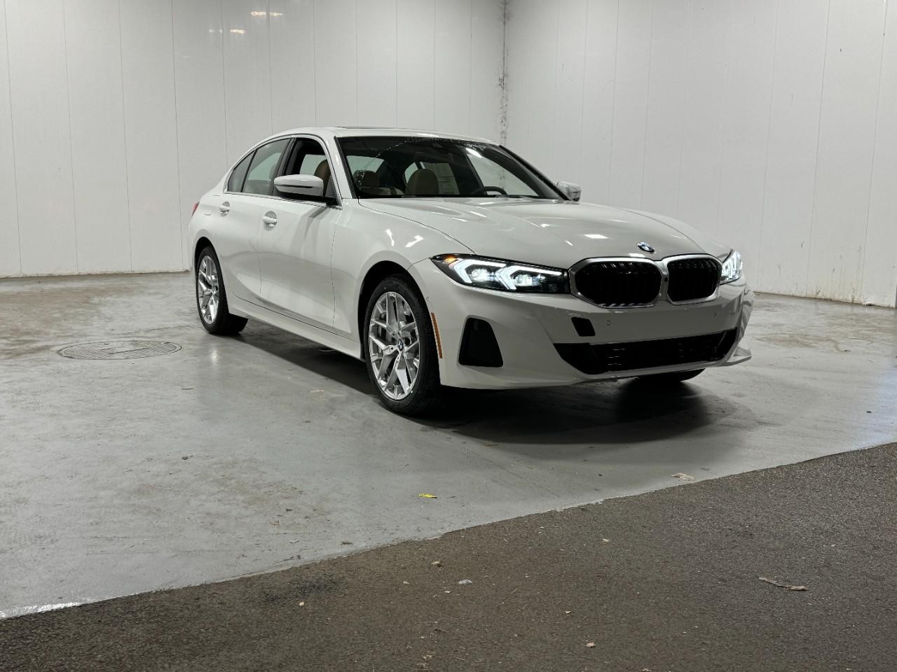 BMW 3 Series Vehicle Full-screen Gallery Image 6