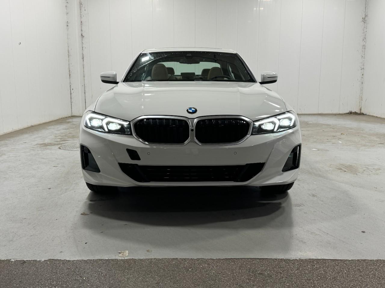 BMW 3 Series Vehicle Full-screen Gallery Image 7