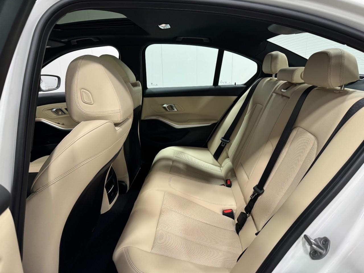 BMW 3 Series Vehicle Full-screen Gallery Image 8