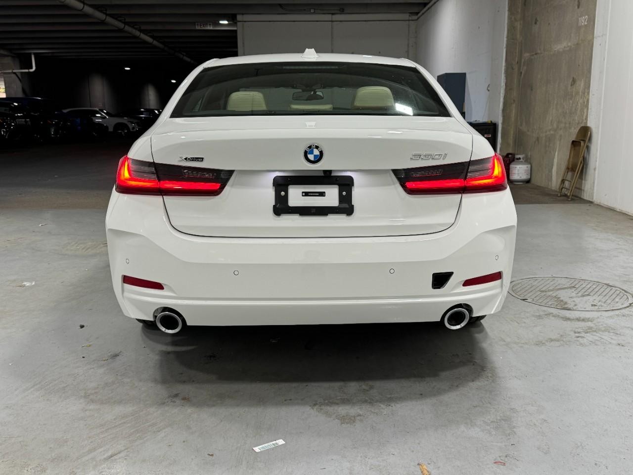 BMW 3 Series Vehicle Full-screen Gallery Image 9