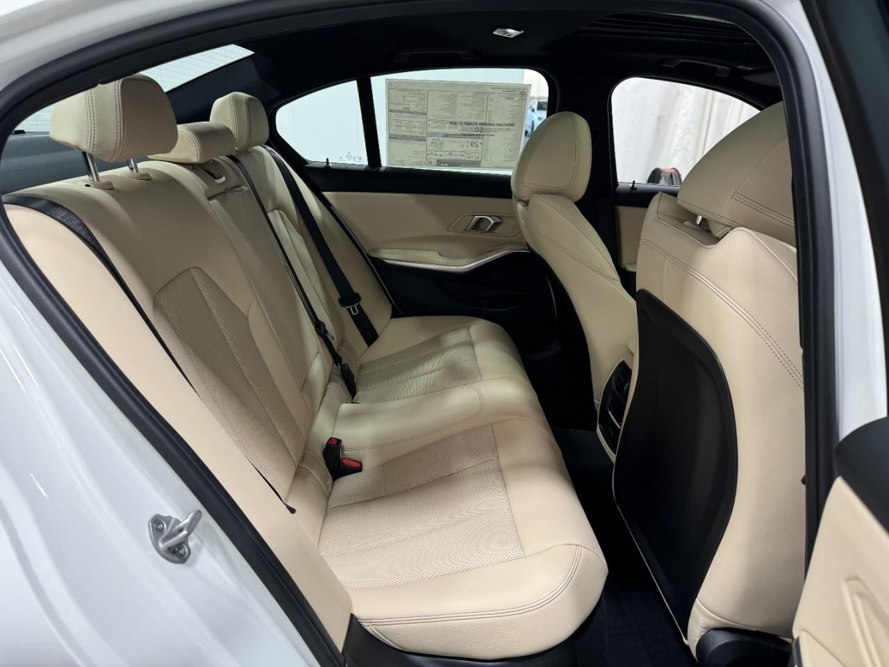 BMW 3 Series Vehicle Full-screen Gallery Image 10