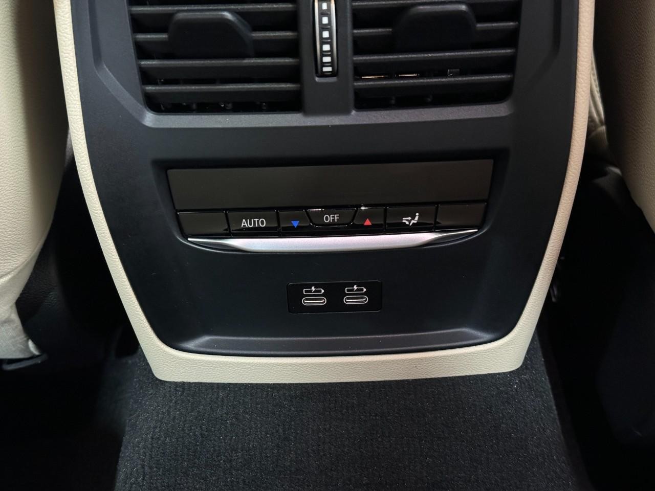 BMW 3 Series Vehicle Full-screen Gallery Image 11