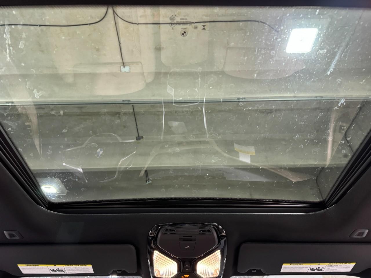 BMW 3 Series Vehicle Full-screen Gallery Image 12