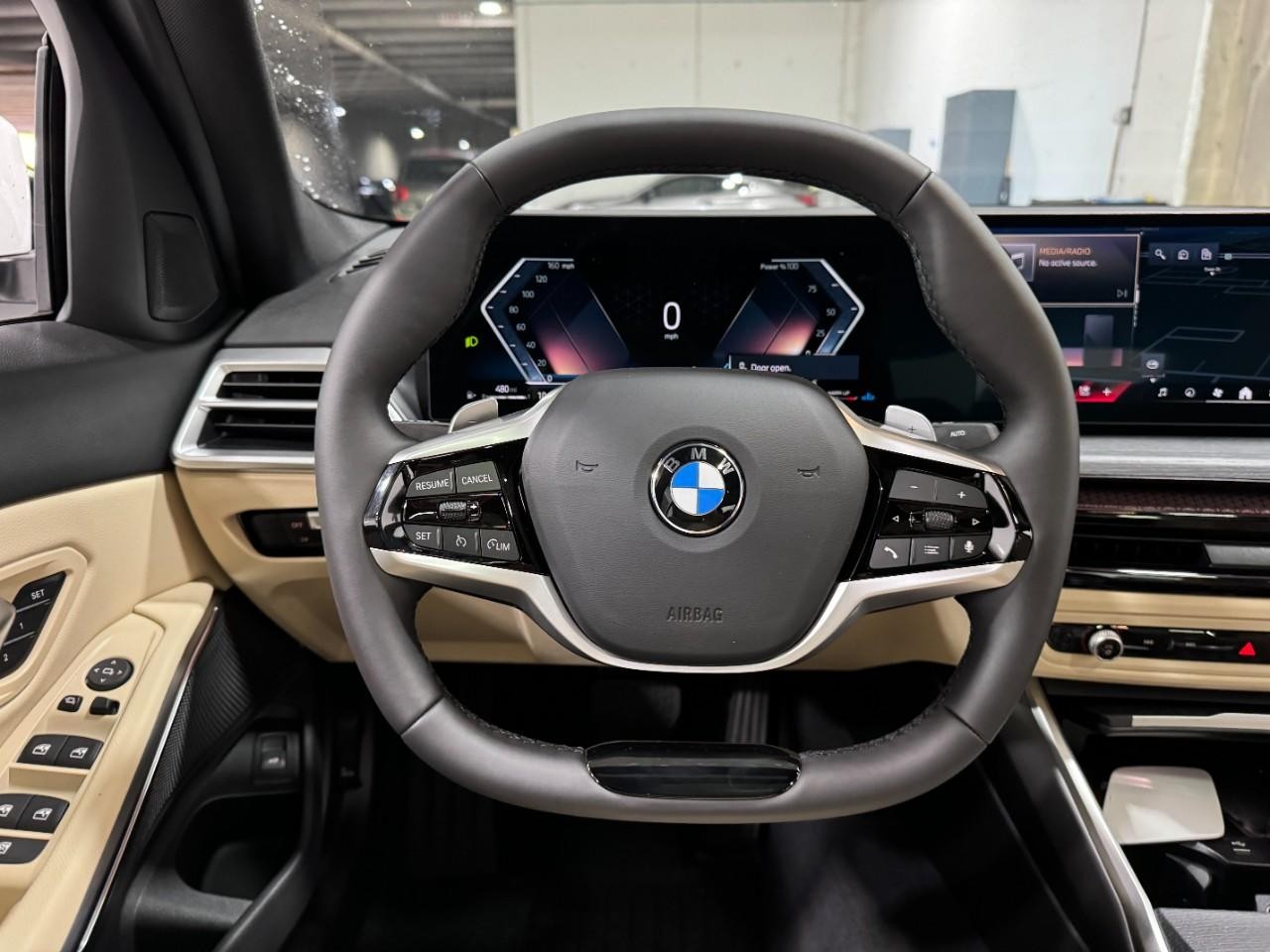 BMW 3 Series Vehicle Full-screen Gallery Image 14