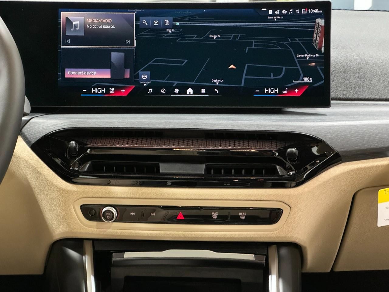 BMW 3 Series Vehicle Full-screen Gallery Image 15