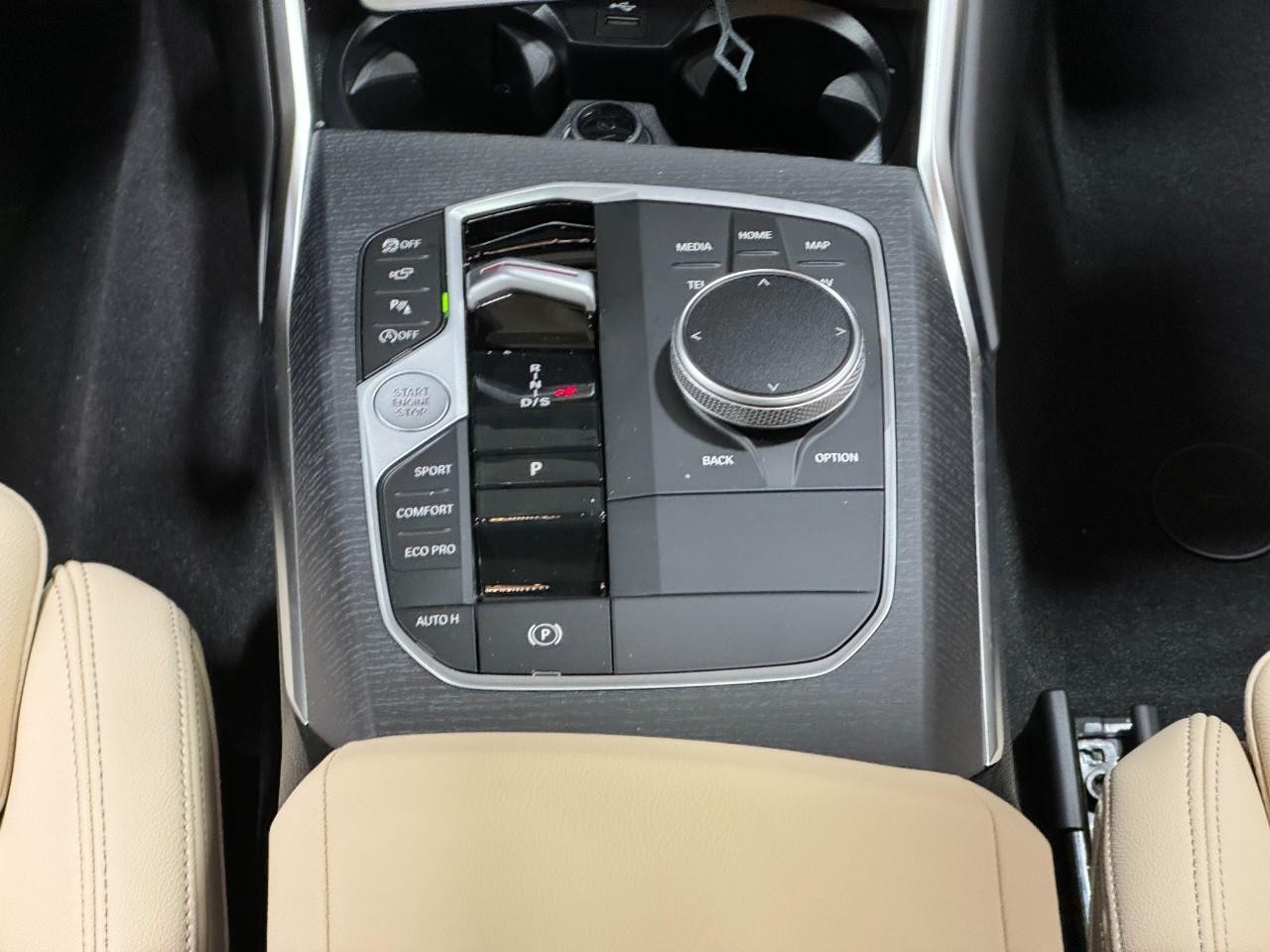 BMW 3 Series Vehicle Full-screen Gallery Image 16