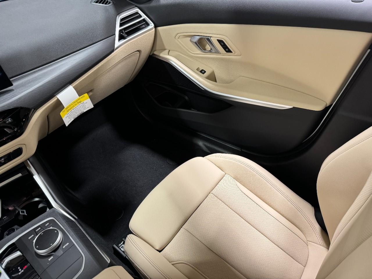 BMW 3 Series Vehicle Full-screen Gallery Image 17