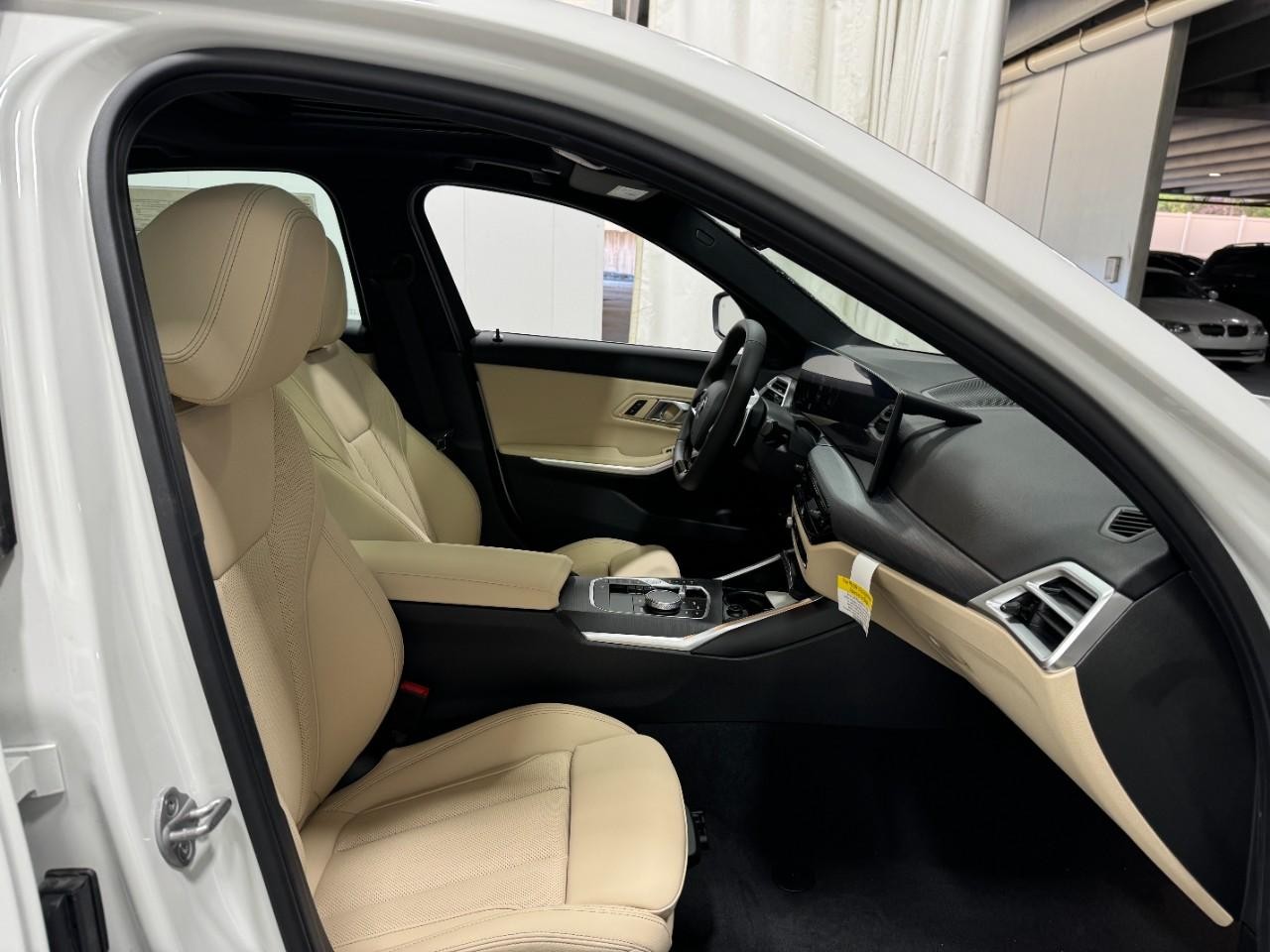 BMW 3 Series Vehicle Full-screen Gallery Image 18